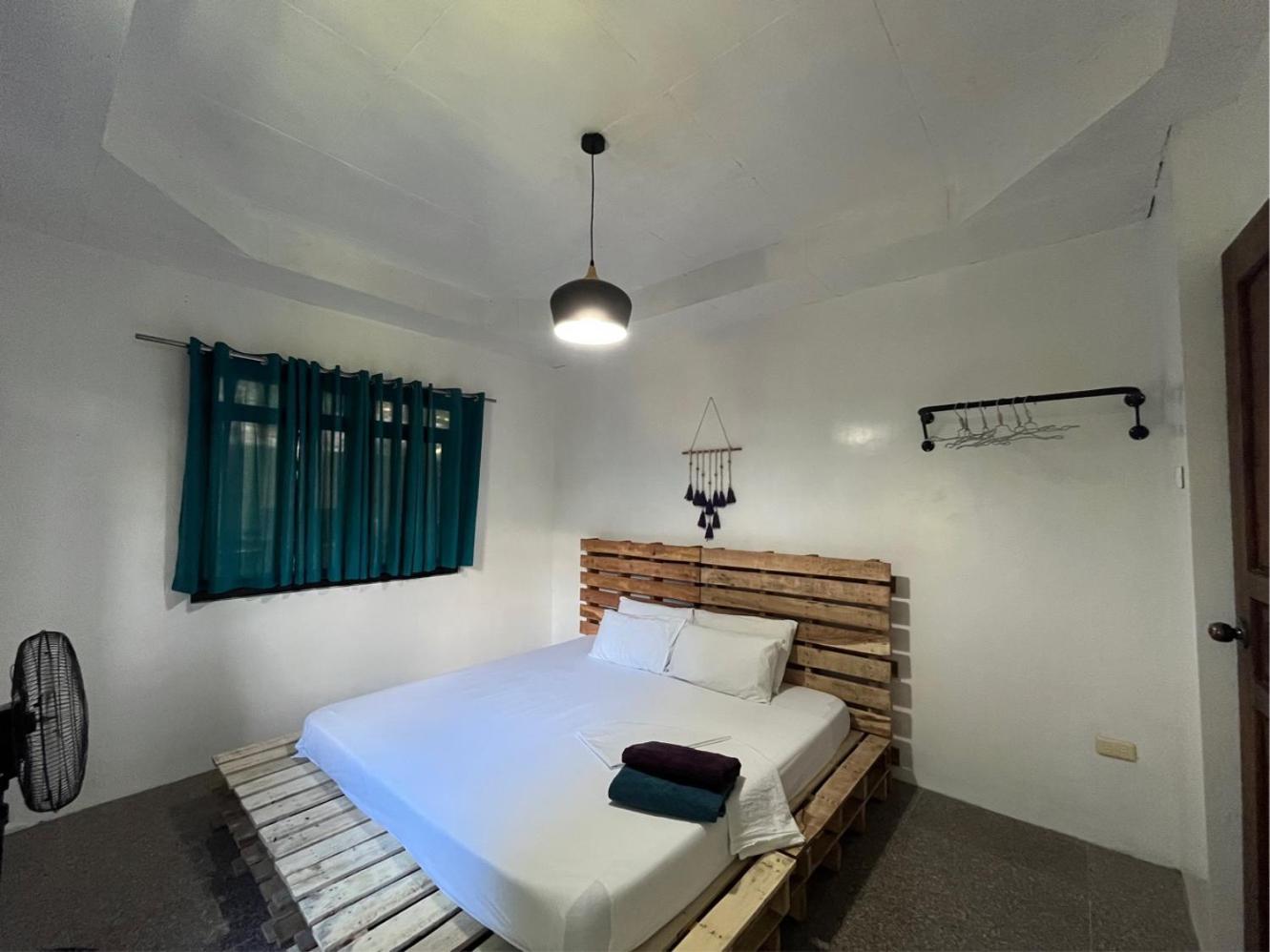 Uncharted Hostel Puerto Galera Exterior photo